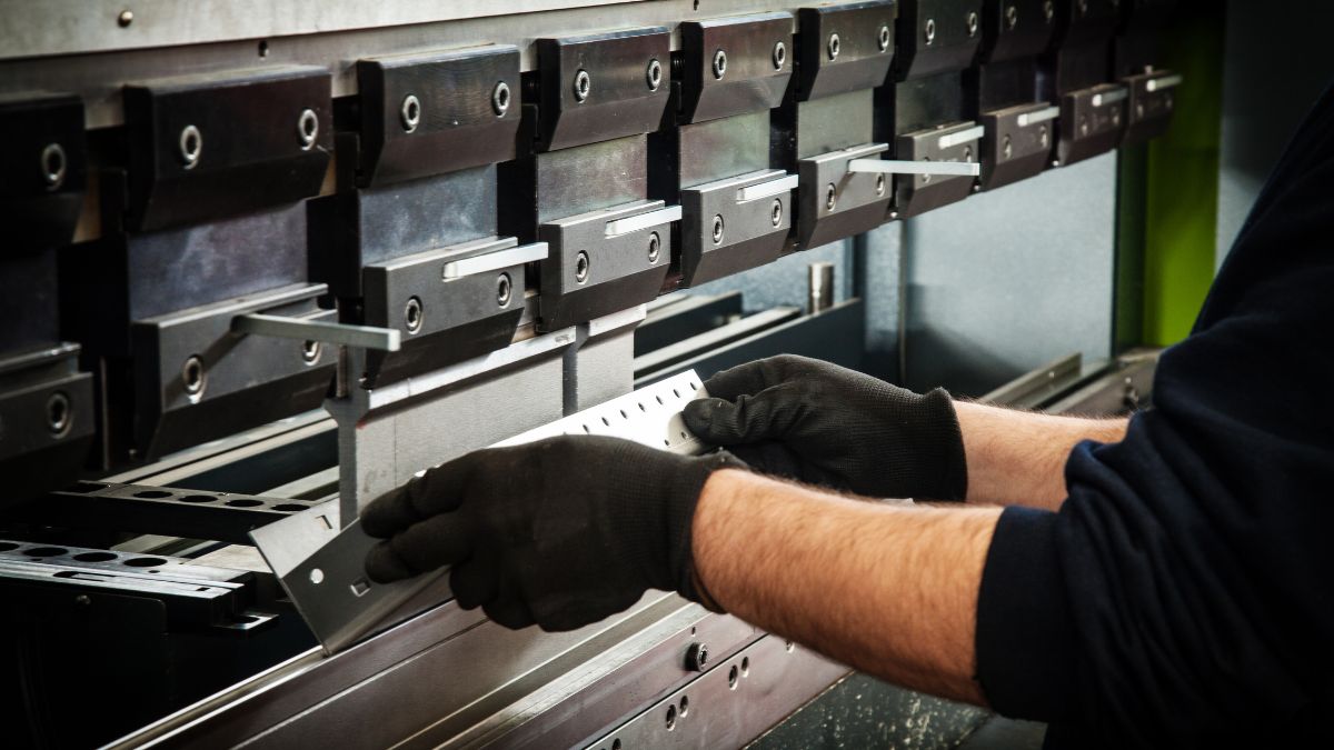 Piegatura CNC: La Tecnologia Avanzata per la Lavorazione dei Metalli | GNG Meccanica Srl Carpenteria Meccanica Industriale Parma Bologna Milano Verona Genova Firenze