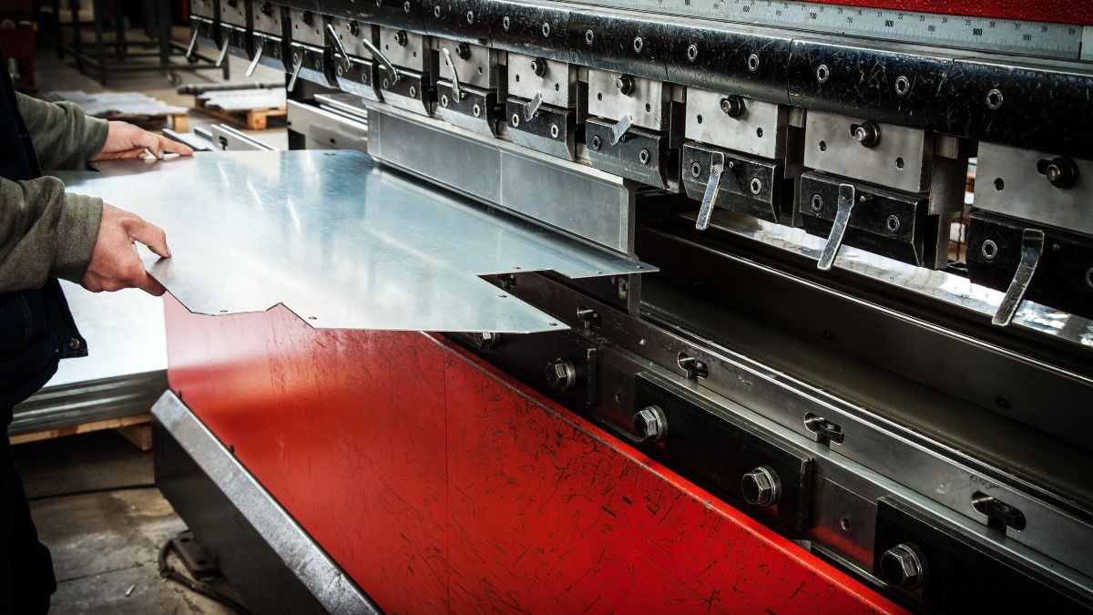 I Benefici della Piegatura CNC nella Produzione di Componenti Industriali | GNG Meccanica Srl Carpenteria Meccanica Industriale Parma Bologna Milano Verona Genova Firenze